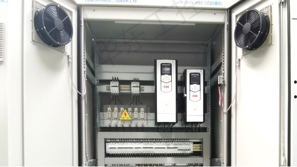 變頻控制柜內部