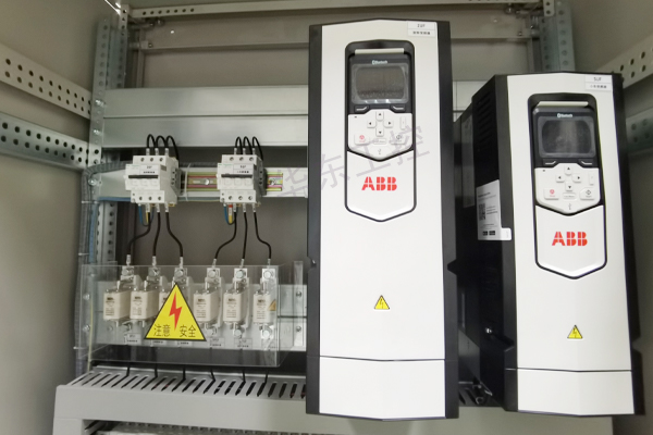 變頻柜內(nèi)部 變頻柜內(nèi)部